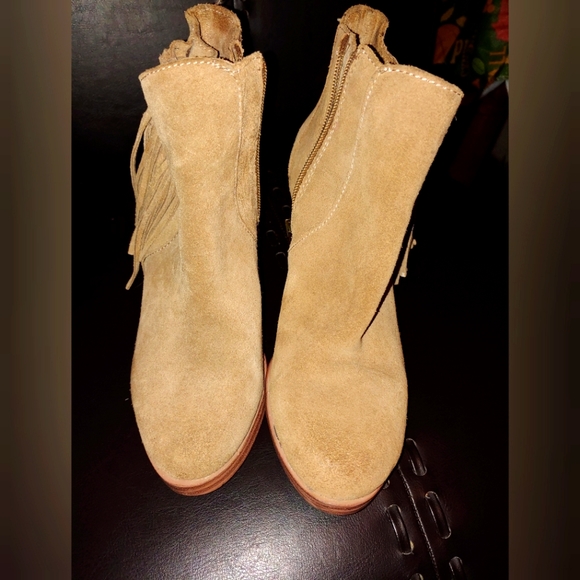 ✨Western Flair✨Vince Camuto Harlin Tan Suede Leather Fringe Booties 6M - Picture 3 of 6